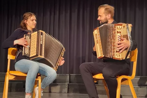 Učenka Rutarjeve glasbene šole Katarina Kresitschnig je zaigrala skupaj z mentorjem Tomažem Boškinom, ki vodi tudi moški pevski zbor Trte. / Foto: Jože Košnjek