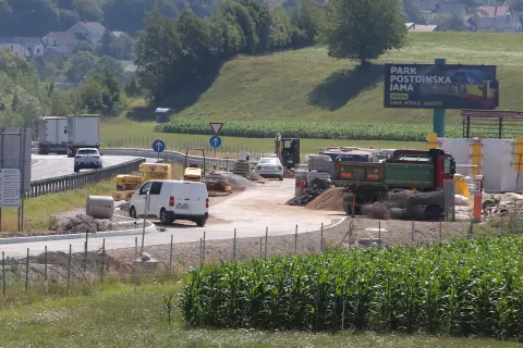 Počivali&scaron;če Lipce jug ob gorenjski avtocesti med Jesenicami in Lescami že prenavljajo. / Foto: Gorazd Kavčič