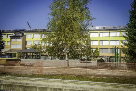 Osnovna &scaron;ola Venclja Perka v sredi&scaron;ču Domžal dobiva novo kritino.