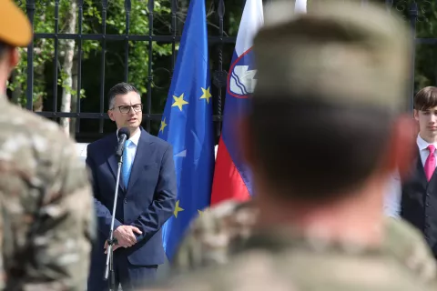 »Slovenska vojska ima dve nalogi – uriti se za obrambo države in pomagati ljudem,« je poudaril minister za obrambo Marjan Šarec. / Foto: Gorazd Kavčič