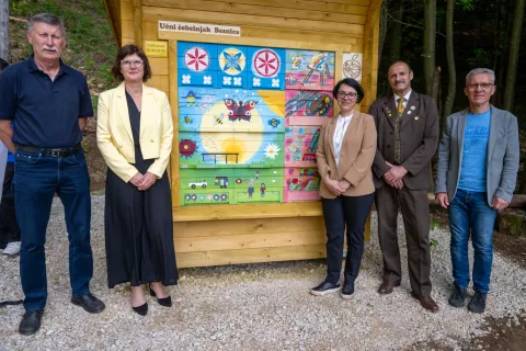 S prevzema čebelnjaka: Mirko Su&scaron;nik, Barbara Mesec &Scaron;tular, Nata&scaron;a Hajdinjak, Janez Vencelj in Pavel Srečnik &shy;/ Foto: Primož Pičulin