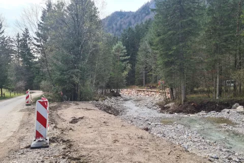 Občina Radovljica načrtuje popolno prenovo v lanski ujmi poškodovane ceste v Dragi, to pa pomeni tudi verjetno večmesečno zaporo poti skozi dolino. / Foto: Marjana Ahačič