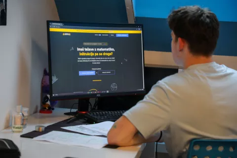 Umetna inteligenca je vse bolj prisotna tudi v izobraževalnem procesu. / Foto: Tina Dokl