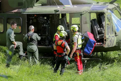 24 Ažmanovi dnevi prikaz vaje reševanje s helikopterjem helikopter HNMP GRS Slovenksa vojska in Policija Gozd Martuljek občina Kranjska gora / Foto: Tina Dokl
