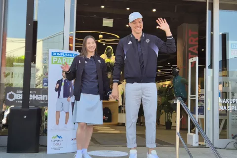 "Glavna" manekena na sobotnem dogodku sta bila telovadka Lucija Hribar in plavalec Peter John Stevens. V teh oblačilih se bodo slovenski športniki predstavili na odprtju iger. / Foto: Klara Mrak