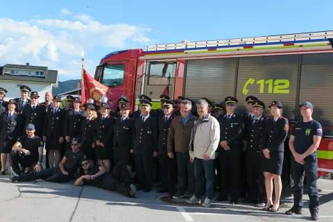 Tra&scaron;ki gasilci in gasilke so ponosni na novo najsodobnej&scaron;e vozilo, ki so ga uradno prevzeli ob jubileju dru&scaron;tva. / Foto: Vilma Stanovnik