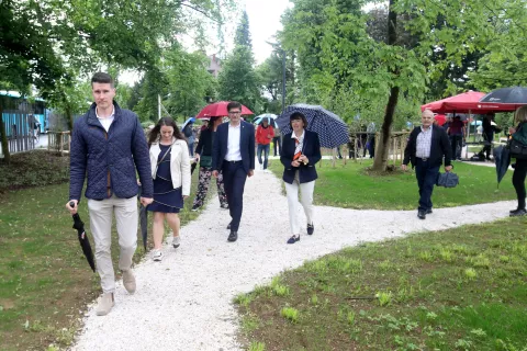 Podžupan in podžupanja Janez Černe in Manja Zorko, župan Matjaž Rakovec in klimatologinja Lučka Kajfež Bogataj (od leve proti desni) med sprehodom po novem parku/ Foto: Gorazd Kavčič