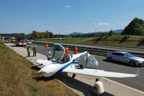 Na avtocesti je zasilno pristalo letalo. / Foto: Gars Kranj