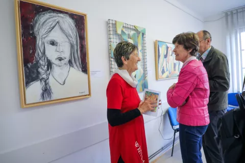 Tridnevno dogajanje se je začelo z odprtjem likovne razstave avtorice Rezke Arnu&scaron;. / Foto: Tina Dokl