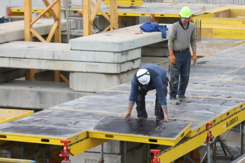 delavci gradnja tuja delovna sila delavski razred gradnja izkoriščanje čelada varnost pri delu sindikat gradbeniki gradbeno podjetje delavski imigranti BIH Kosovo / Foto: Gorazd Kavčič