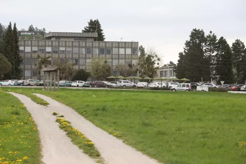 novi prostor parkiri&scaron;če podjetje Elan Begunje občina Radovljica travnik nasproti podjetja / Foto: Gorazd Kavčič