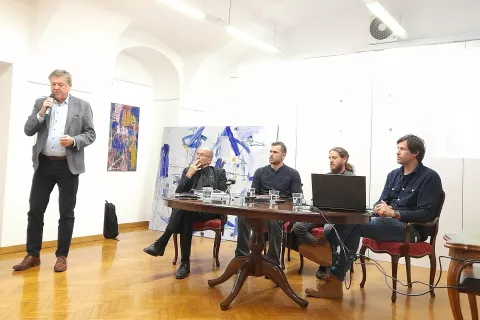 Poročilo Komisije za reševanje vprašanj prikritih grobišč so predstavili (od leve): dr. Mitja Ferenc, dr. Jože Dežman, dr. Jure Tičar, dr. Uroš Košir in Luka Rozman. / Foto: Jože Košnjek