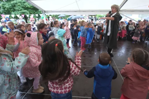 Niti deževno vreme ni pokvarilo dobrega vzdu&scaron;ja, za katero je med drugim poskrbela tudi Romana Krajnčan. / Foto: Gorazd Kavčič