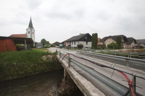 V lanskih poplavah po&scaron;kodovan most v Suhadolah bodo nadomestili z novim, pod katerim ne bo več sredinske opore. / Foto: Gorazd Kavčič
