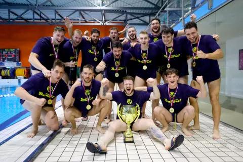 V sredo zvečer so se vaterpolisti Triglava v Mariboru veselili novega naslova državnih prvakov. / Foto: Miha Bitežnik