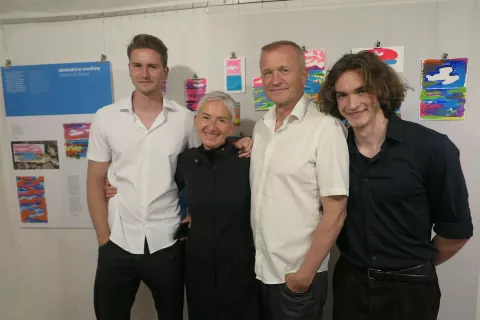 Ob Robertu Potokarju žena Špela Kuhar ter oba sinova Vasja in Aljoša Potokar. / Foto: Igor Kavčič