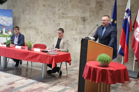 Generalni direktor Uprave Republike Slovenije za zaščito in reševanje Leon Behin, vodja Izpostave Uprave Republike Slovenije za zaščito in reševanje Kranj mag. Domen Torkar in župan Mestne občine Kranj Matjaž Rakovec   / Foto: Tina Dokl