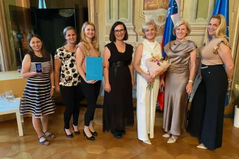 Priznanje Blaža Kumerdeja je &scaron;lo letos tudi Osnovni &scaron;oli &Scaron;martno v Tuhinju. Ravnateljica mag. Darja Kra&scaron;ovec je tretja z desne. / Foto: O&Scaron; &Scaron;martno v Tuhinju