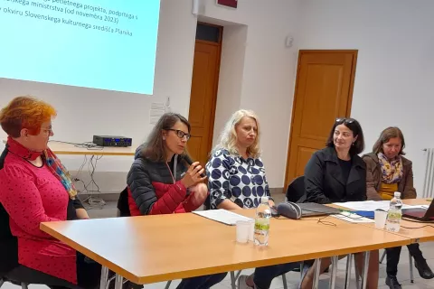 Alenka Mirtič Dolenec, Mirjam Soklič Cossettini, Nataša Zonik, dr. Mihaela Knez in Nataša Garanfol (od leve) so v Ukvah pripovedovale svoje izkušnje pri učenju slovenščine v Kanalski dolini. / Foto: Jože Košnjek