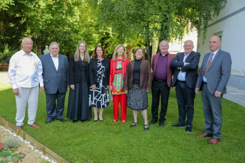 posvet Dediščina delovanja duhovnikov, redovnikov in redovnic na Slovenskem, Grad Turn, Potoče Preddvor na fotografiji z leve p Jože Roblek, Franc Sever, dddr Mira Delavec Touhami, Lidija Kos direktorica doma starejših Preddvor, mag Franceska Žumer, Ernesta Koprivec, prof Tone Potočnik, dr Franc Križnar, dr Boštjan Guček / Foto: Tina Dokl