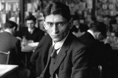 Franz Kafka (1883-1924), judovski genij, ki je pisal v nemščini in živel v Pragi. Na sliki v neki praški kavarni okrog leta 1910. / Foto: Wikipedija