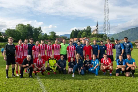 Ekipi hokejistov in domačih nogometa&scaron;ev z organizatorji, člani Plavalnega kluba Radovljica ... / Foto: Primož Pičulin