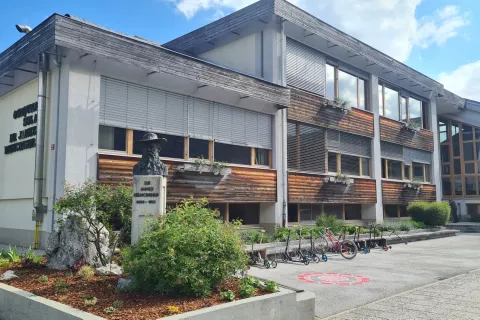 Osnovna šola dr. Janeza Mencingerja Bohinjska Bistrica je bila zgrajena pred petdesetimi leti.