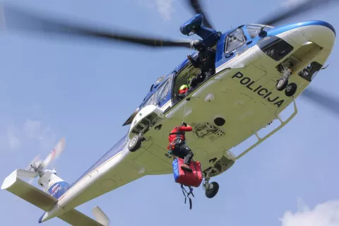 dan odprtih vrat PGD Begunje v sodelovanju z GRS Radovljica ob praznovanju 60 letnice na fotografiji vaja gasilci gorski reševalci gorska reševalna služba Radovljica GRS policija letalska policijska enota helikopter policijski helikopter / Foto: Tina Dokl
