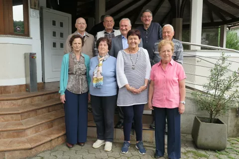 Ob 65- letnici mature so se zbrali: (zadaj z leve proti desni): Arandjel Stanković, Matevž Oman, Andrej Bergant, Andrej Pipp, Janez Krajnik, (spreda)j: Dora Cigoj, Marica Mrak, Mara Potokar in Rezka Dušič. / Foto: Vilma Stanovnik