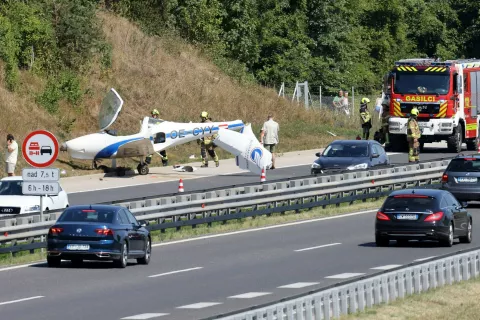 letalo pristalo na avtocesti AC izvoz Brezje materialna škoda avion / Foto: Gorazd Kavčič