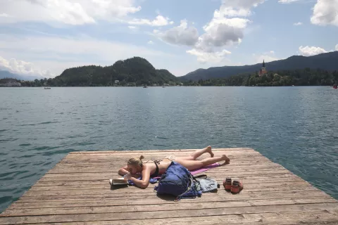 kopalna sezona kopanje čista voda sončenje blejsko jezero / Foto: Gorazd Kavčič