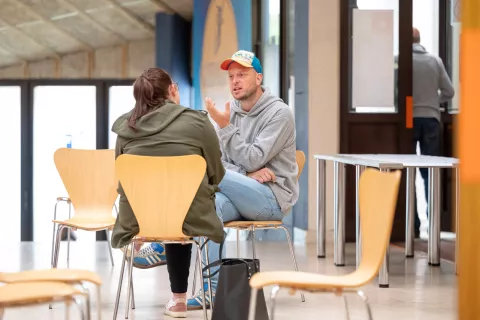 Miha Mohorič z veseljem pripoveduje o svojih dogodiv&scaron;činah po svetu. Tudi v Iranu je bilo vse prej kot dolgočasno. / Foto: Nik Bertoncelj