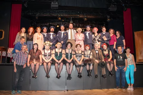 Štirinajst igralke in igralcev s tehničnim osebjem po premieri »Cabareta Celovec Klagenfurt«. / Foto: Spd Zarja 