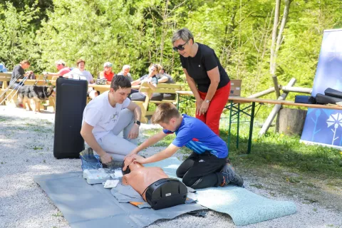 varno v hribe gore gora hrib varna hoja planinec defibrilator koča Dom pod Storžičem prikaz oživljanje Rotary klub Tržič Naklo / Foto: Tina Dokl