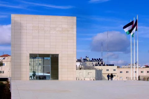 Mavzolej nekdanjega palestinskega voditelja Jaserja Arafata v Ramali na Zahodnem bregu, ki velja za glavno mesto palestinske države. / Foto: Wikipedija