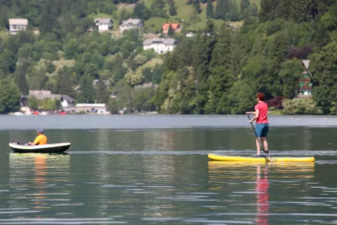 Medtem ko supov, kajakov in kanujev na Blejskem jezeru ne prepovedujejo, pa ne bo dovoljeno njihovo puščanje na plavajočih napravah ob Blejskem otoku. / Foto: Gorazd Kavčič