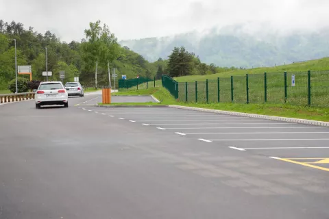 Čeprav je Občina Žirovnica v dolini Zavr&scaron;nice vzpostavila dodatna parkiri&scaron;ča, se &scaron;e vedno pojavlja problem nepravilnega parkiranja. / Foto: Tina Dokl