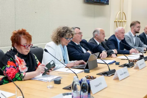 Od leve: Članica italijanskega senata Slovenka Tatjana Rojc, predsednica Slovenske kulturno gospodarske zveze iz Trsta Ksenija Dobrila, predsednik Sveta slovenskih organizacij iz Trsta Valter Bandelj, predsednik Narodnega sveta koroških Slovencev dr. Valentin Inzko, predsednik Skupnosti koroških Slovencev Bernard Sadovnik in predsednik Zveze slovenskih organizacij Manuel Jug na ponedeljkovi seji sveta vlade za Slovence v zamejstvu. / Foto: Arhiv Vlade