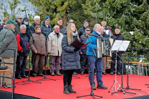 Partizanski pevski zbor je pel na proslavi v Dražgošah leta 2022 / Foto: Tina Dokl