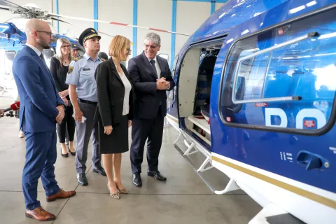 novinarska konferenca Ministrstvo za notranje zadeve in Ministrstvo za zdravje predstavitev aktivnosti za ureditev HNMP helikopterska nujna medicinska pomoč Letalska policijska enota Brnik sodelovali minister za notranje zadeve Boštjan Poklukar, ministrica za zdravje dr. Valentina Prevolnik Rupel, državni sekretar na Ministrstvu za zdravje Denis Kordež in generalni direktor policije mag. Senad Jušić / Foto: Tina Dokl