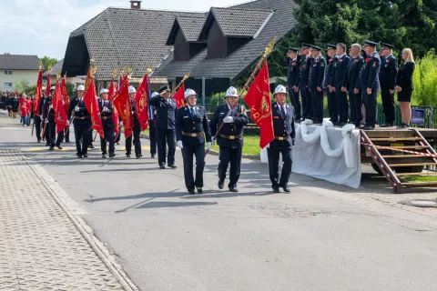 Častitljiv jubilej so počastili z gasilsko parado. / Foto: Primož Pičulin