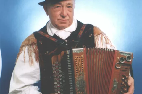 V letošnjem juniju mineva 25 let odkar je za vedno utihnila harmonika ljudskega godca Franca Fabijana iz Besnice. / Foto: Arhiv Janeza Fabijana