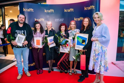 Na odprtju festivala prisotni nagrajenci: (od leve) Gregor Bušić – Buši, Diana Kolenc, Polona Juh, Gabrijela Fleischman, Maša Derganc Veselko, in Alenka Nahtigal ob predsednici državnega zbora urški Klakočar Zupančič. /Foto: Primož Pičulin / Foto: Primož Pičulin