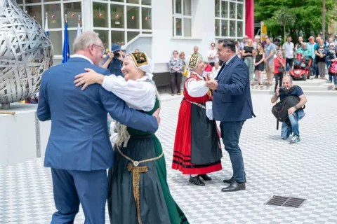 Župana Jesenic in Nagolda sta na novem trgu tudi zaplesala s soplesalkama iz Folklorne skupine Julijana. / Foto: Nik Bertoncelj