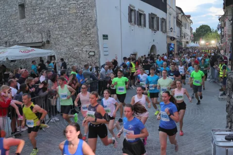 Na večernem Teku štirih mostov je teklo preko 850 udeležencev. / Foto: Igor Martinšek