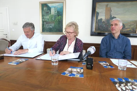 Radovljiški župan Ciril Globočnik, predsednica Društva ljubiteljev stare glasbe Radovljica Marija Kolar in umetniški vodja festivala Domen Marinčič / Foto: Igor Kavčič / Foto: 