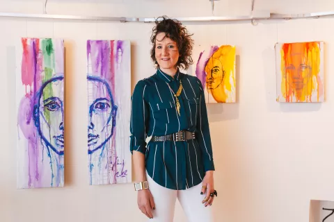 Slikarka Nuša Smolič predstavlja portrete v različnih tehnikah. / Foto: Boris Pretnar