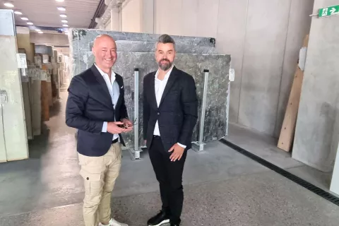 Damijan (levo) in Tomaž Selak, v ozadju pa hotaveljski marmor / Foto: Mateja Rant / Foto: 