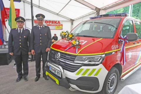 Gasilci PGD Gosteče imajo novo gasilsko vozilo za prevoz moštva. Ob njem stojita poveljnik David Brdnik in predsednik društva Štefan Triler. / Foto: Gorazd Kavčič / Foto: 