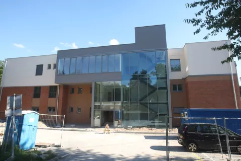 Dela na Osnovni &scaron;oli Jela Janežiča bodo končana proti koncu junija. / Foto: Gorazd Kavčič